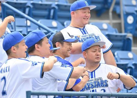 　牧秀悟のそっくりさんたちとポーズを決める三浦監督（右前列から２人目）＝撮影・西岡正