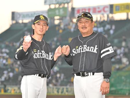 　プロ初勝利を挙げた大津（左）と藤本監督（撮影・中田匡峻）