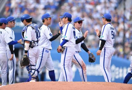 　ロッテに圧勝しタッチを交わす牧（右から２人目）らＤｅＮＡナイン（撮影・開出牧）
