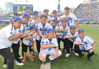 　そっくりさんとポーズを決める牧（中央）＝撮影・西岡正