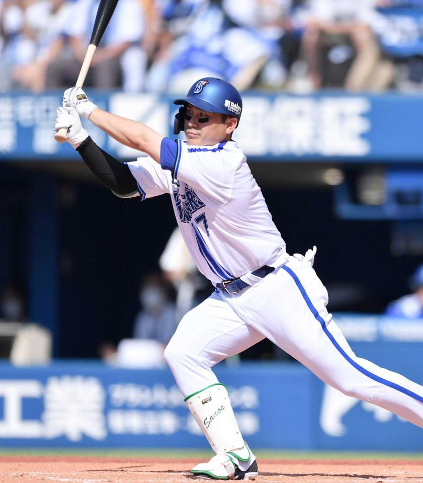 　３回、走者一掃の先制適時二塁打を放つ佐野