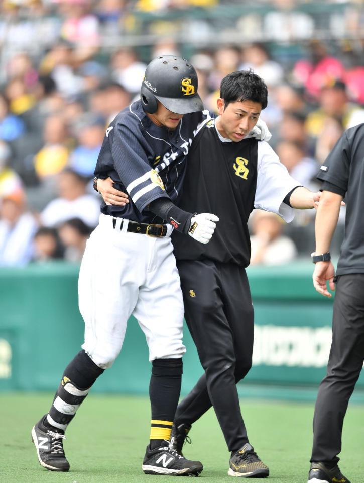 　３回、自打球を受け、ベンチに戻る牧原大（左）＝撮影・中田匡峻