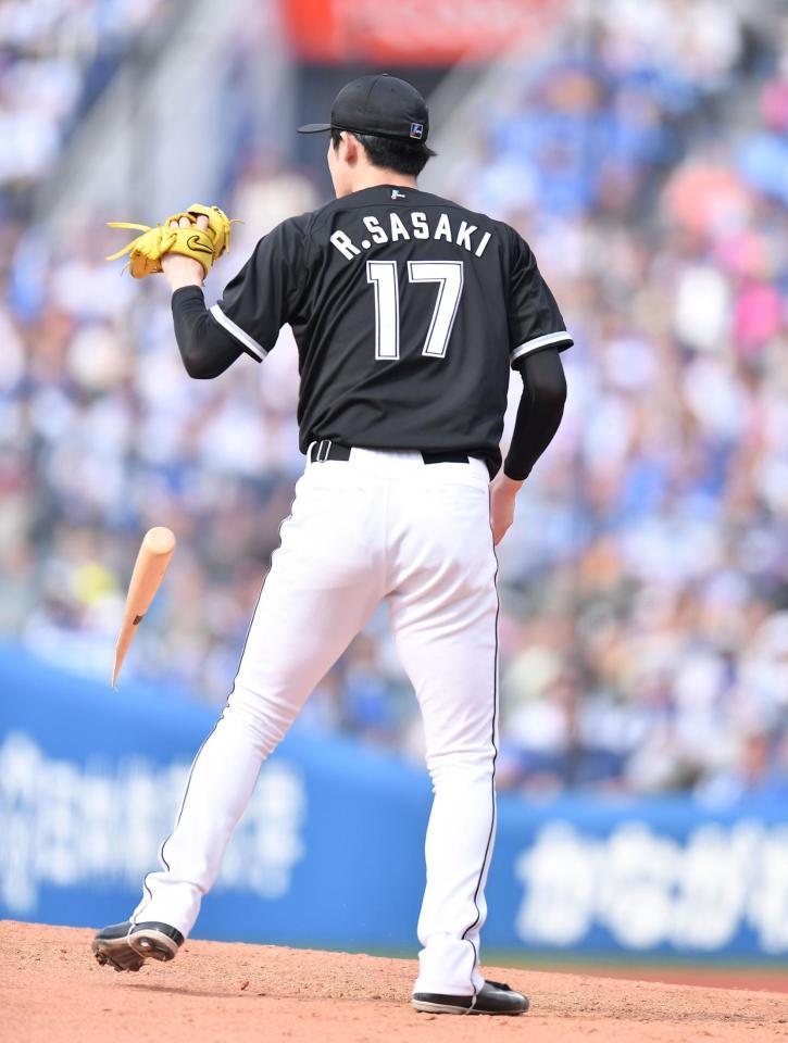 　５回、京田のバットをへし折り投直に打ち取る佐々木朗（撮影・開出牧）