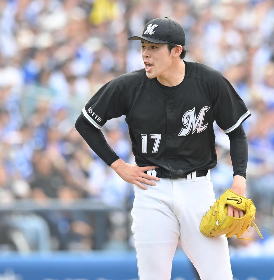 　６回、宮崎の打球が２ランとなり、驚き顔の佐々木朗（撮影・西岡正）