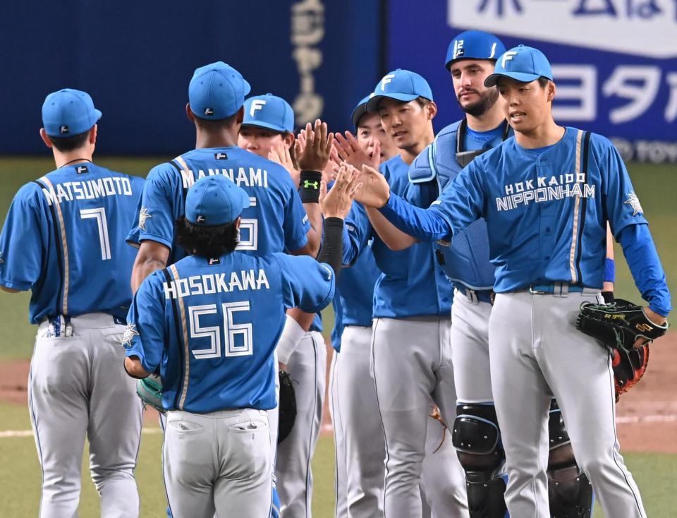 　中日に勝利し、マウンドでタッチを交わす日本ハムナイン