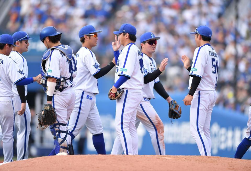 　ロッテに圧勝しタッチを交わす牧（右から２人目）らＤｅＮＡナイン（撮影・開出牧）