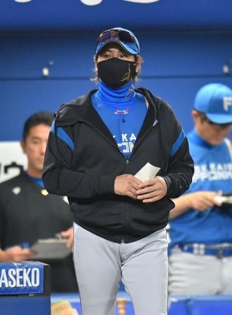 　７回、選手交代を告げに向かう新庄監督（撮影・西岡正）