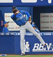 　８回、代走を告げる新庄監督（撮影・西岡正）