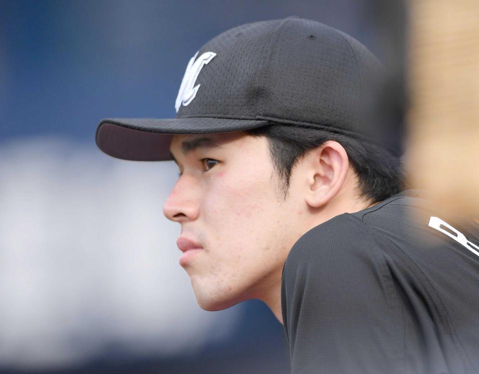 　最終回、ベンチの最前列で味方の反撃に期待を寄せる佐々木朗