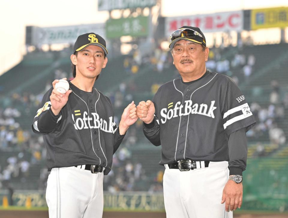 　藤本監督（右）とタッチを交わしプロ初勝利を喜ぶ大津