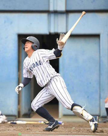 　３回、左越えソロを放つ仙台大・辻本（撮影・伊藤笙子）