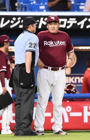 ３回、投手交代を告げる石井監督（右）＝撮影・園田高夫