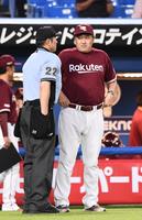 ３回、投手交代を告げる石井監督（右）＝撮影・園田高夫