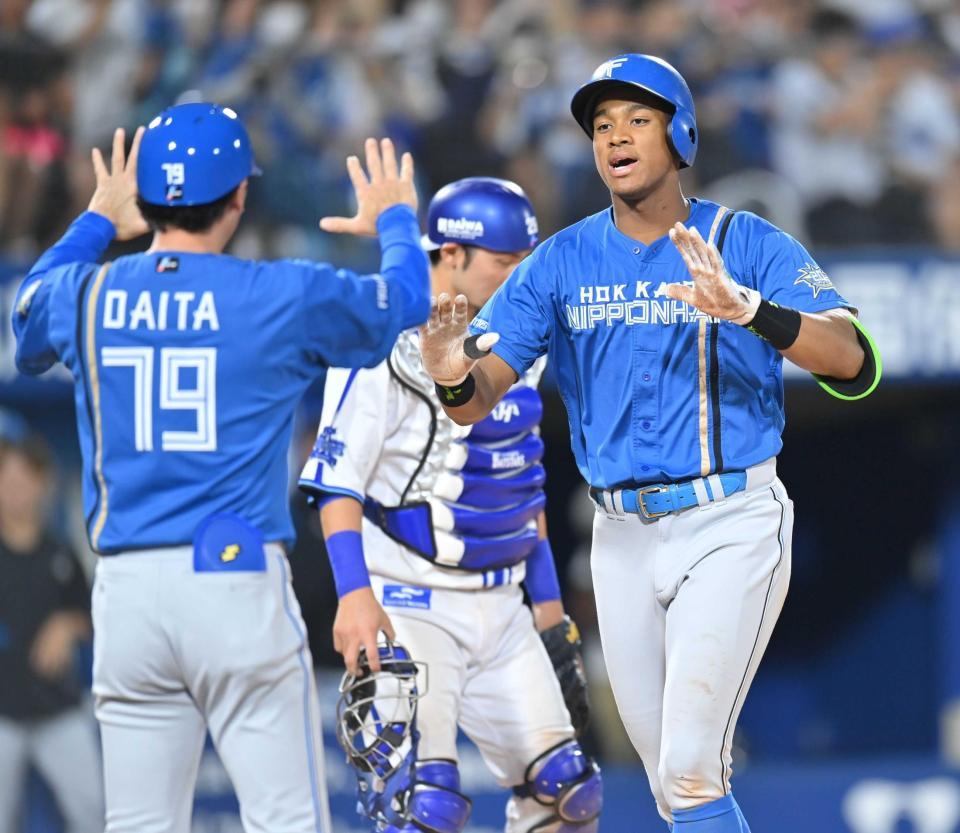 　延長１０回、勝ち越しソロを放った万波