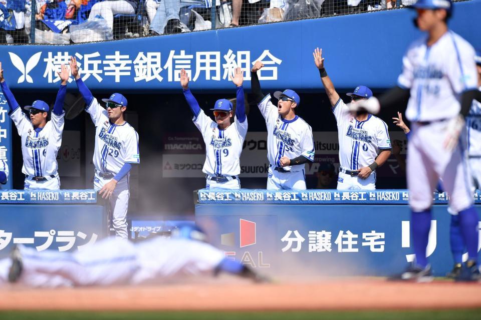 　３回、佐野の先制適時二塁打に喜ぶＤｅＮＡナイン＝１７日