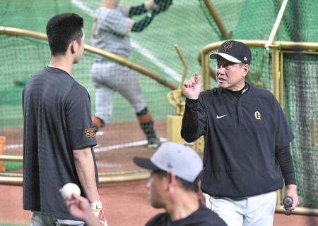 　秋広（左）にアドバイスをする原監督（撮影・佐々木彰尚）
