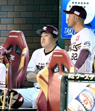 　５回表、追加点を奪われ、厳しい表情の石井監督