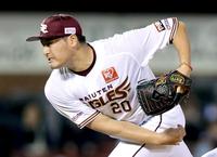 　６回表に登板した安楽