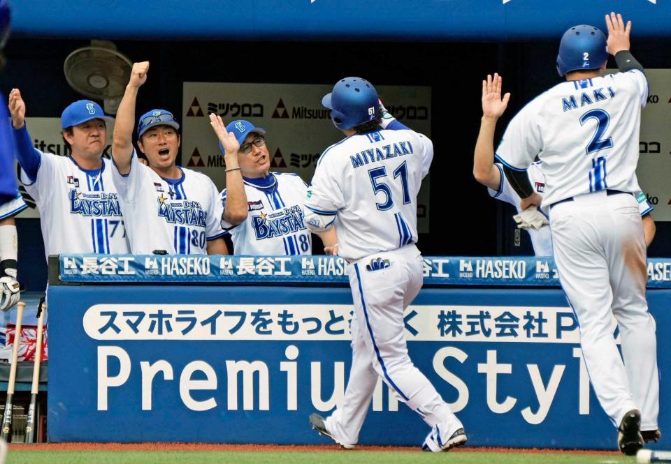 　１８日のロッテ戦、２ランを放った宮崎（５１）を迎える三浦監督（左から３人目）ら