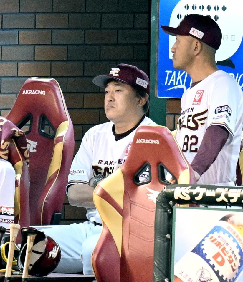 　５回表、追加点を奪われ、厳しい表情の石井監督