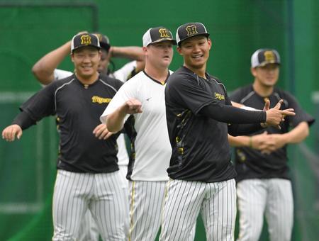 　１軍に合流した森下（手前）＝撮影・高部洋祐