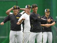 　１軍に合流した森下（手前）＝撮影・高部洋祐