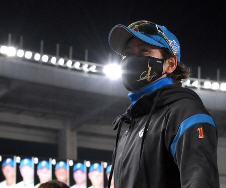 ５連勝に笑みを浮かべる新庄監督（撮影・伊藤笙子）