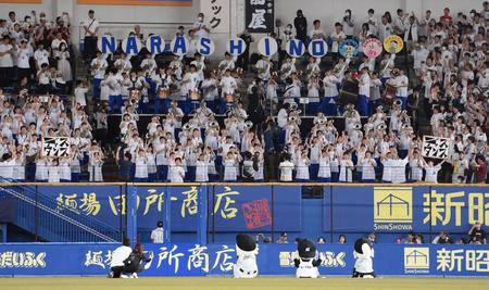 ５回終了後、「星空のディスタンス」を演奏する習志野高校吹奏楽部（撮影・伊藤笙子）