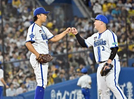 完投で５勝目を挙げ、牧（右）とタッチを交わす今永