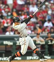 巨人 岡本和真が超特大弾 左翼手動けず 両リーグトップ独走の18号