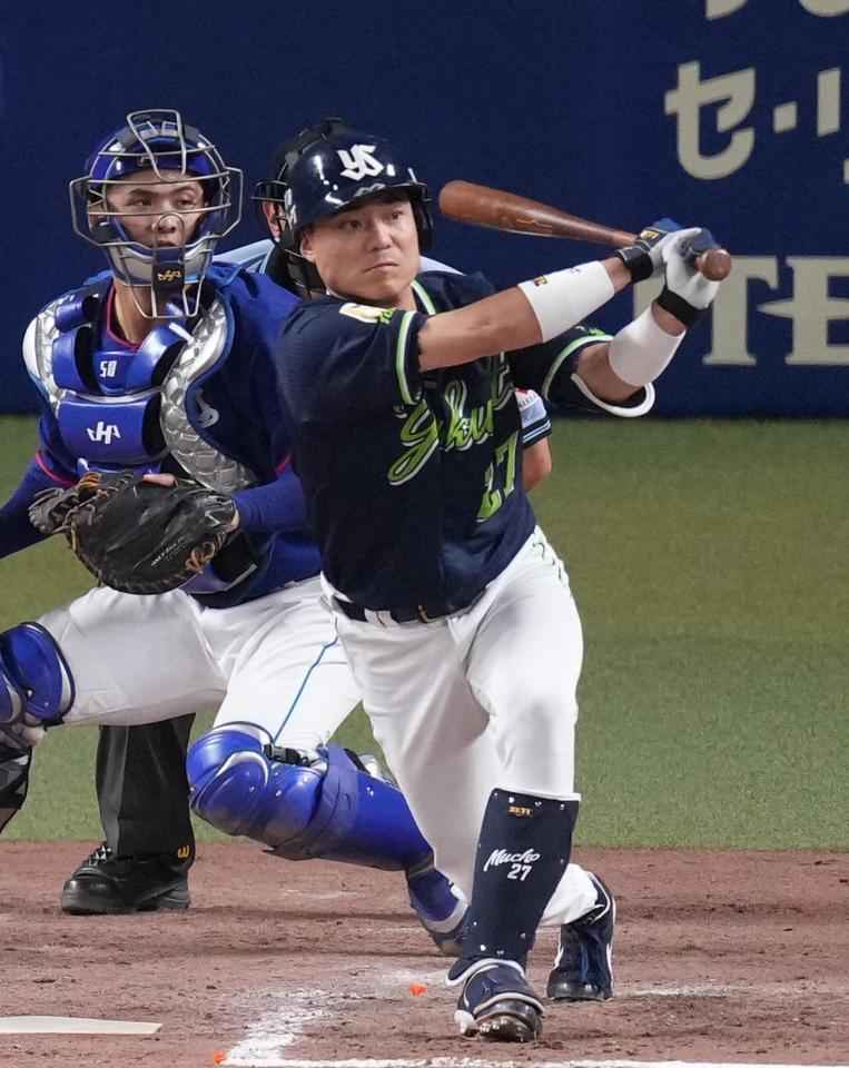 ８回、中村が左翼線に２点二塁打を放つ