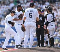 　２回、適時打を浴び、厳しい表情のメルセデス（左から２人目）＝撮影・伊藤笙子