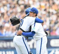 　完封勝利を挙げＤｅＮＡ・山本祐大と喜ぶ東（撮影・金田祐二）