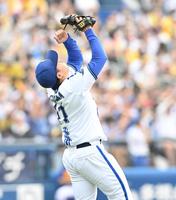 　完封勝利を喜ぶ東（撮影・金田祐二）