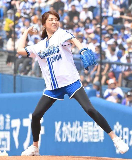 飯島直子が横浜スタジアムで始球式　ワンバン投球もファン大興奮「完璧スタイル」「お美しい」「テンションあがる」