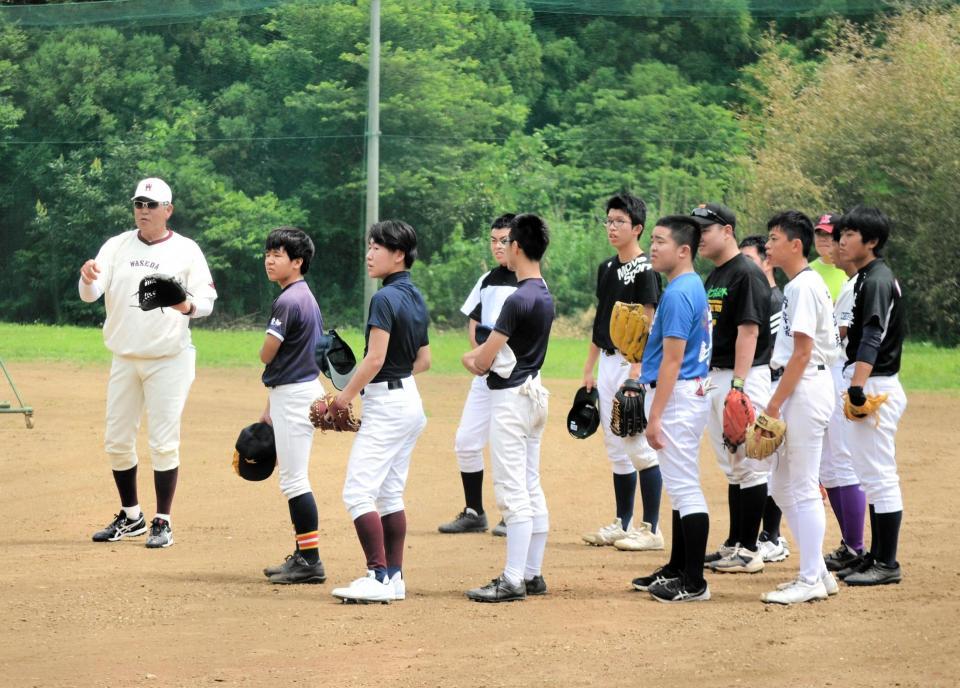 　実演を交えて指導する早大・小宮山監督（左）と甲子園夢プロジェクトに参加している生徒