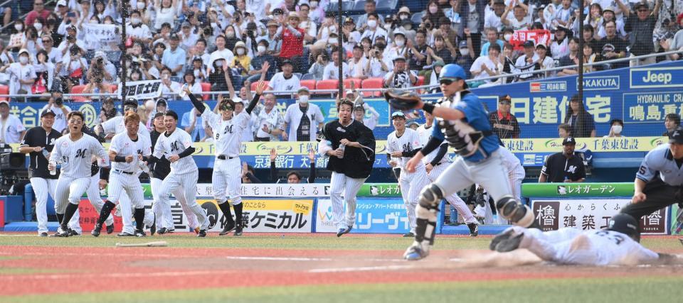 　９回、安田の犠飛でサヨナラ勝ちとなり、ベンチを飛び出して喜ぶロッテナイン（撮影・伊藤笙子）