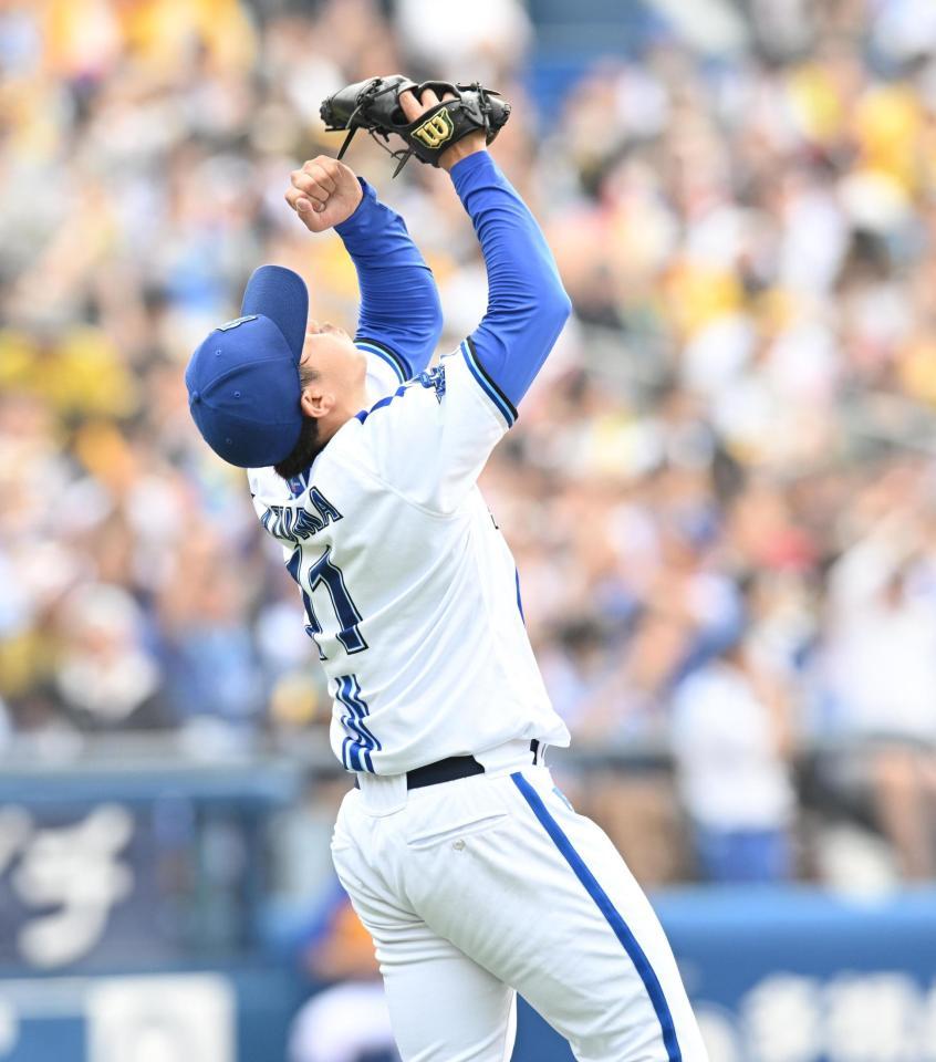 　完封勝利を喜ぶ東（撮影・金田祐二）