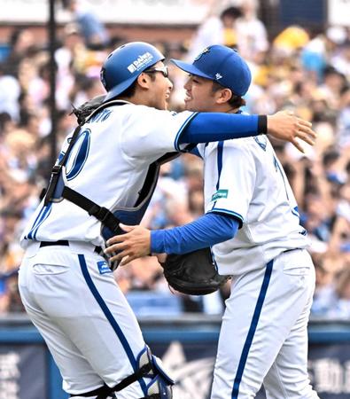 　完封で７勝目を挙げた東（右）は、捕手・山本と抱き合う