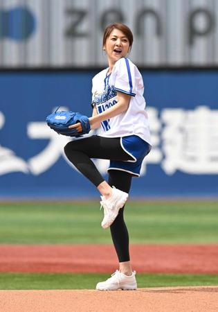 　始球式を務める飯島直子