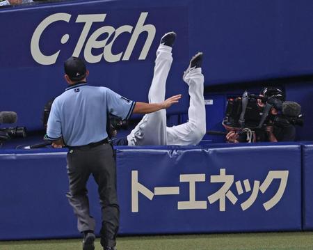 　６回、代打・村松の打球を捕るためカメラ席に飛び込むオスナ