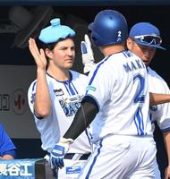 　５回、宮崎の適時二塁打で生還した牧（２）を出迎えるバウアー（左）＝撮影・高部洋祐