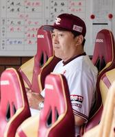 　３回、５点をリードされる展開にベンチでさえない表情の石井監督