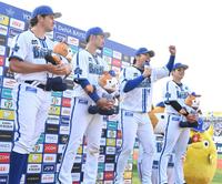 　ヒーローインタビューを盛り上げる山崎（撮影・金田祐二）