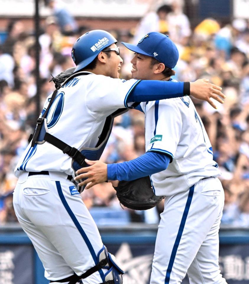 　完封で７勝目を挙げた東（右）は、捕手・山本と抱き合う