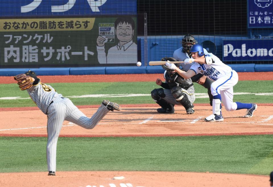 　６回、バウアーが送りバントを決める（撮影・堀内翔）