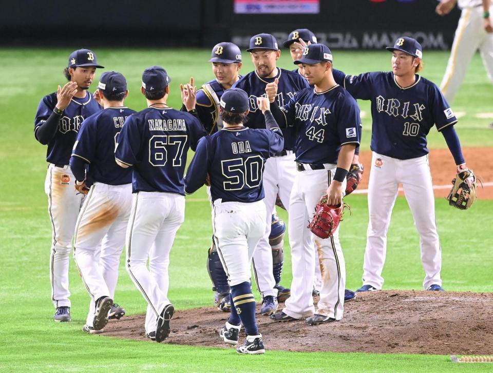 　ソフトバンクに勝利し、マウンドで喜ぶオリックスナイン