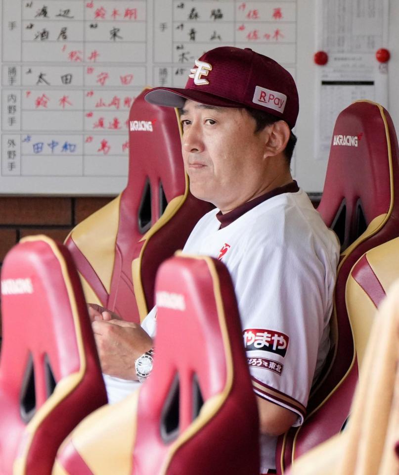 　３回、５点をリードされる展開にベンチでさえない表情の石井監督