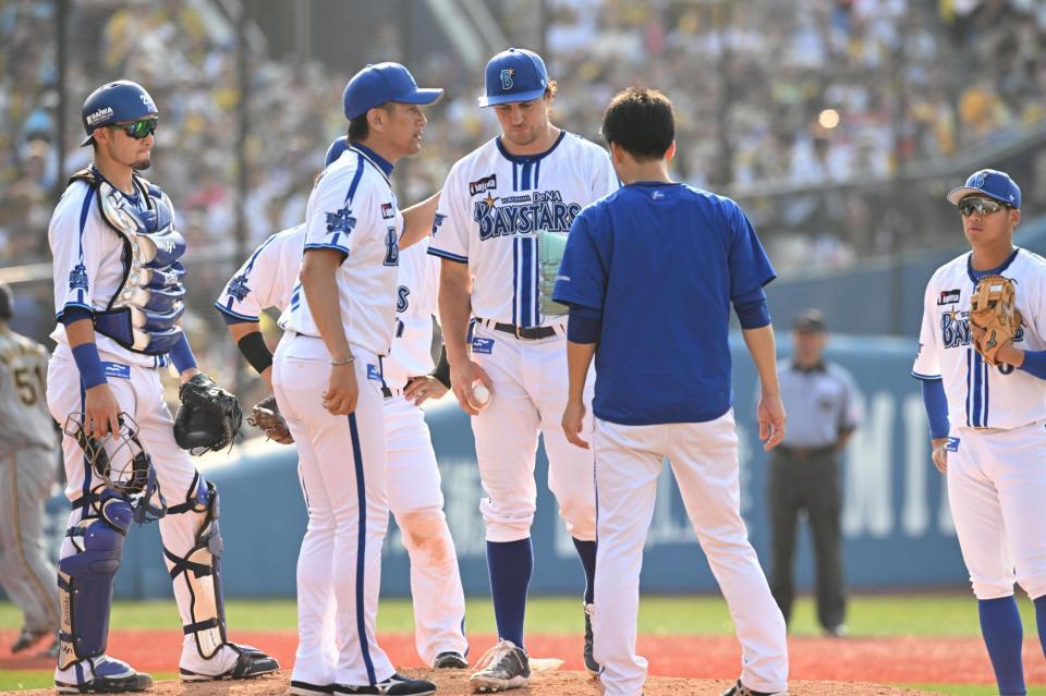 　７回、降板するバウアー。左は三浦監督（撮影・金田祐二）