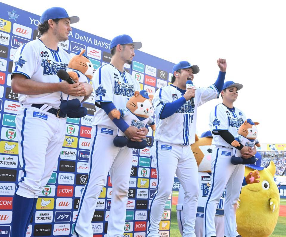 　ヒーローインタビューを盛り上げる山崎（撮影・金田祐二）